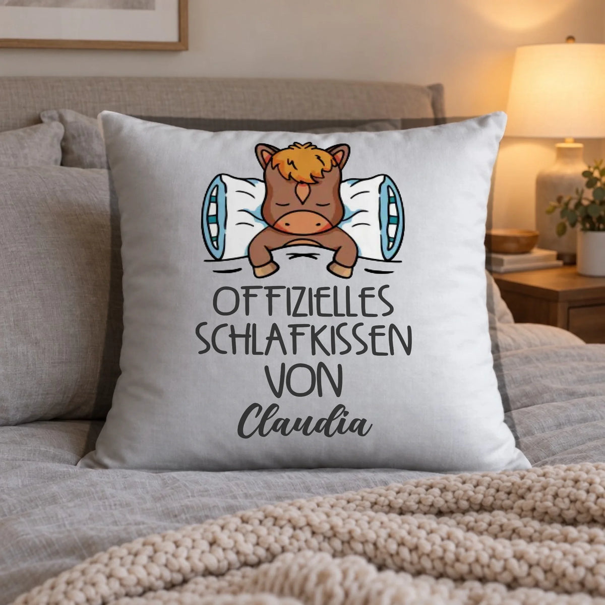 Personalisiertes Schlafkissen Kuh mit Namen – Offizielles Schlafkissen auf dem Bett