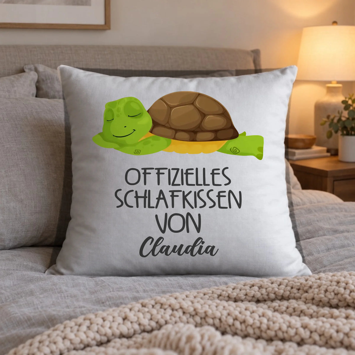 Personalisiertes Schlafkissen Schildkröte mit Namen – Offizielles Schlafkissen auf dem Bett
