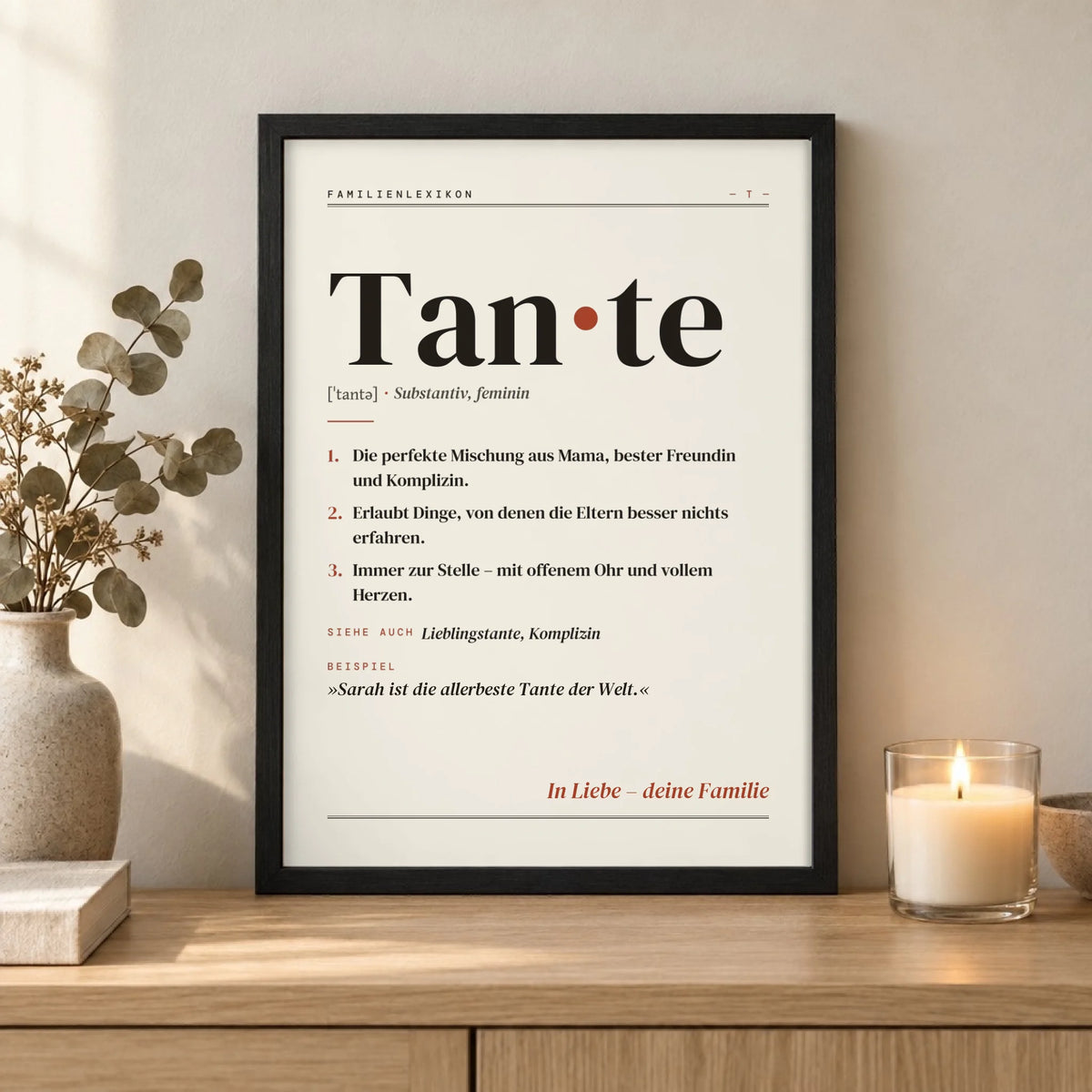 Tante Definition Poster im schwarzen Holzrahmen – Nahaufnahme auf dem Sideboard