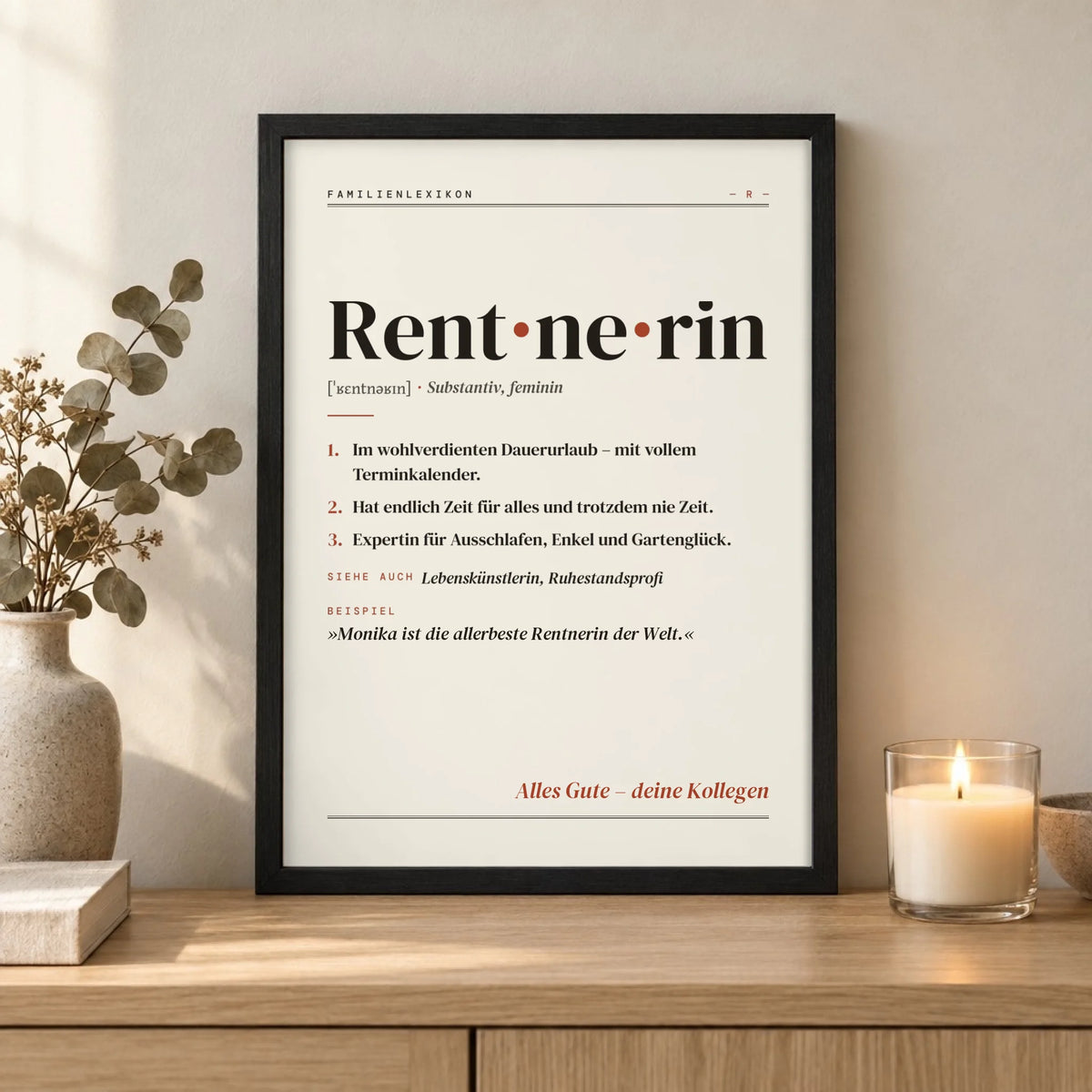 Rentnerin & Rentner Definition Poster im schwarzen Holzrahmen – Nahaufnahme auf dem Sideboard