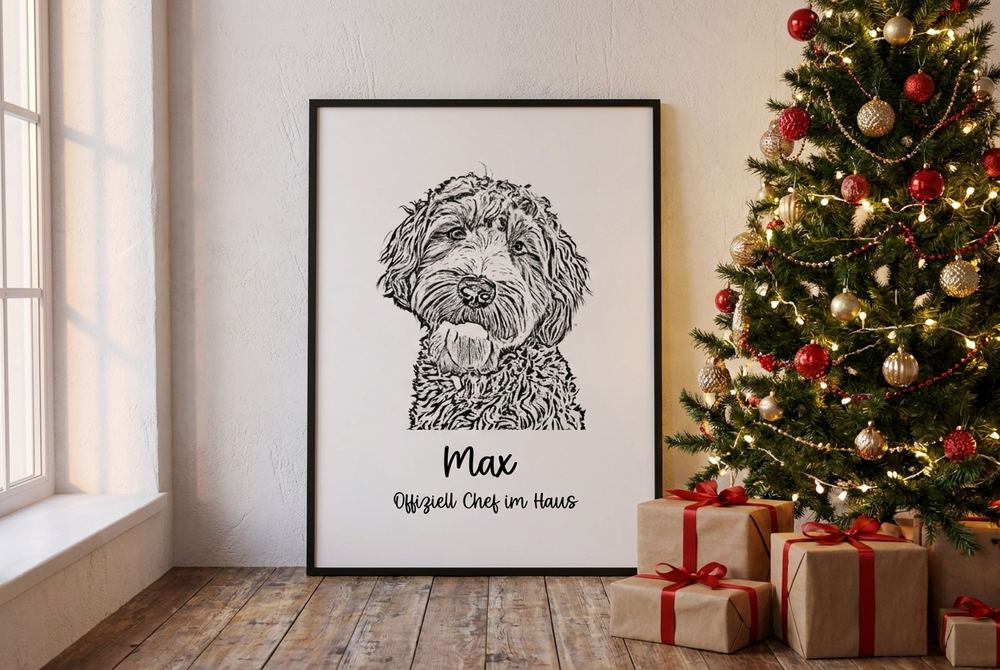 Personalisiertes Tierportrait im Sketch-Stil als gerahmtes Poster neben einem geschmückten Weihnachtsbaum