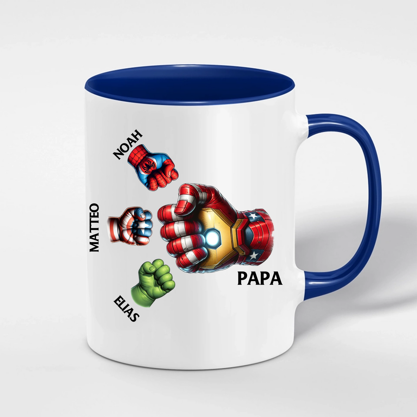 Papa Superhelden Tasse – Detailansicht des personalisierten Hände-Motivs