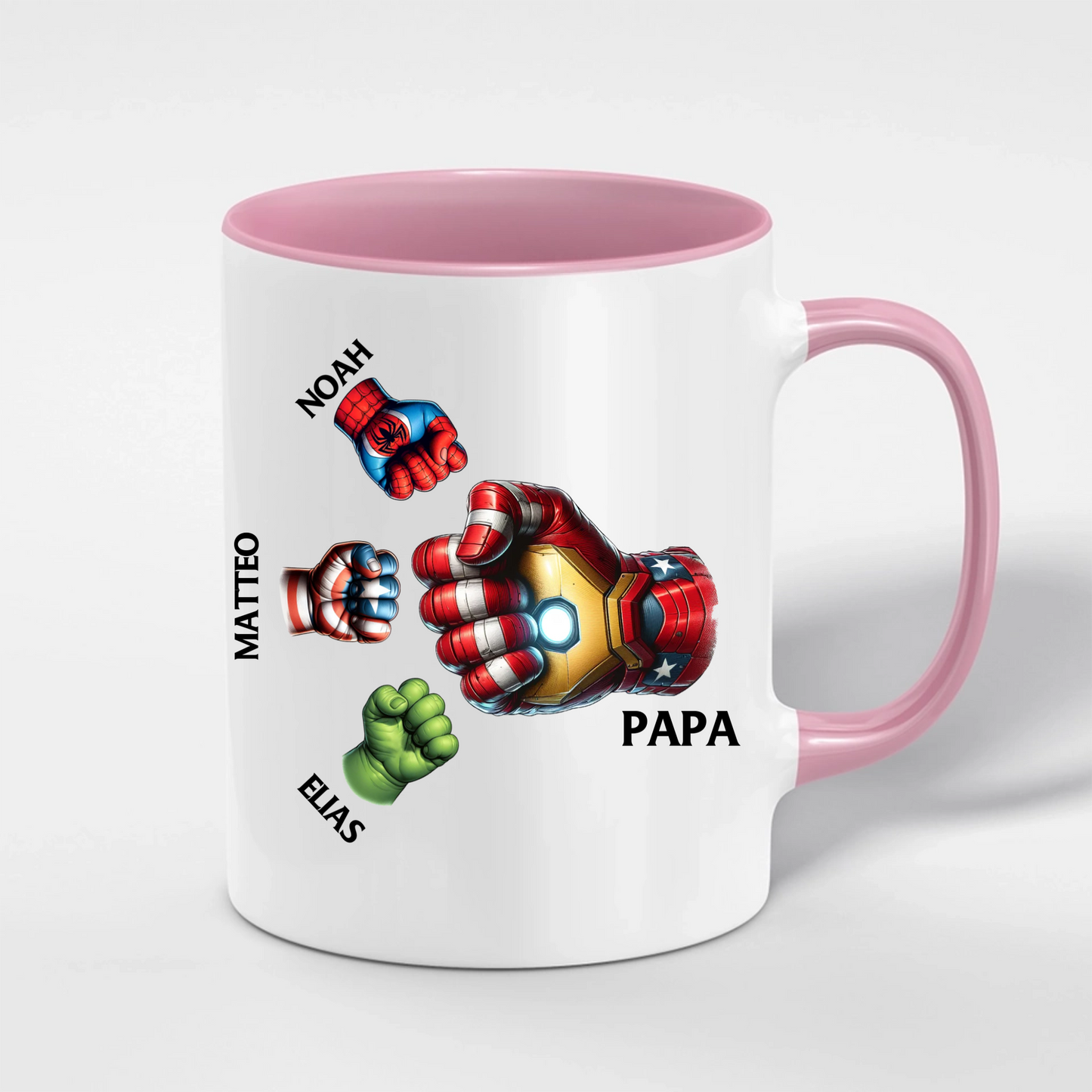 Papa Superhelden Tasse – Lifestyle Aufnahme der Kaffeetasse für Papa