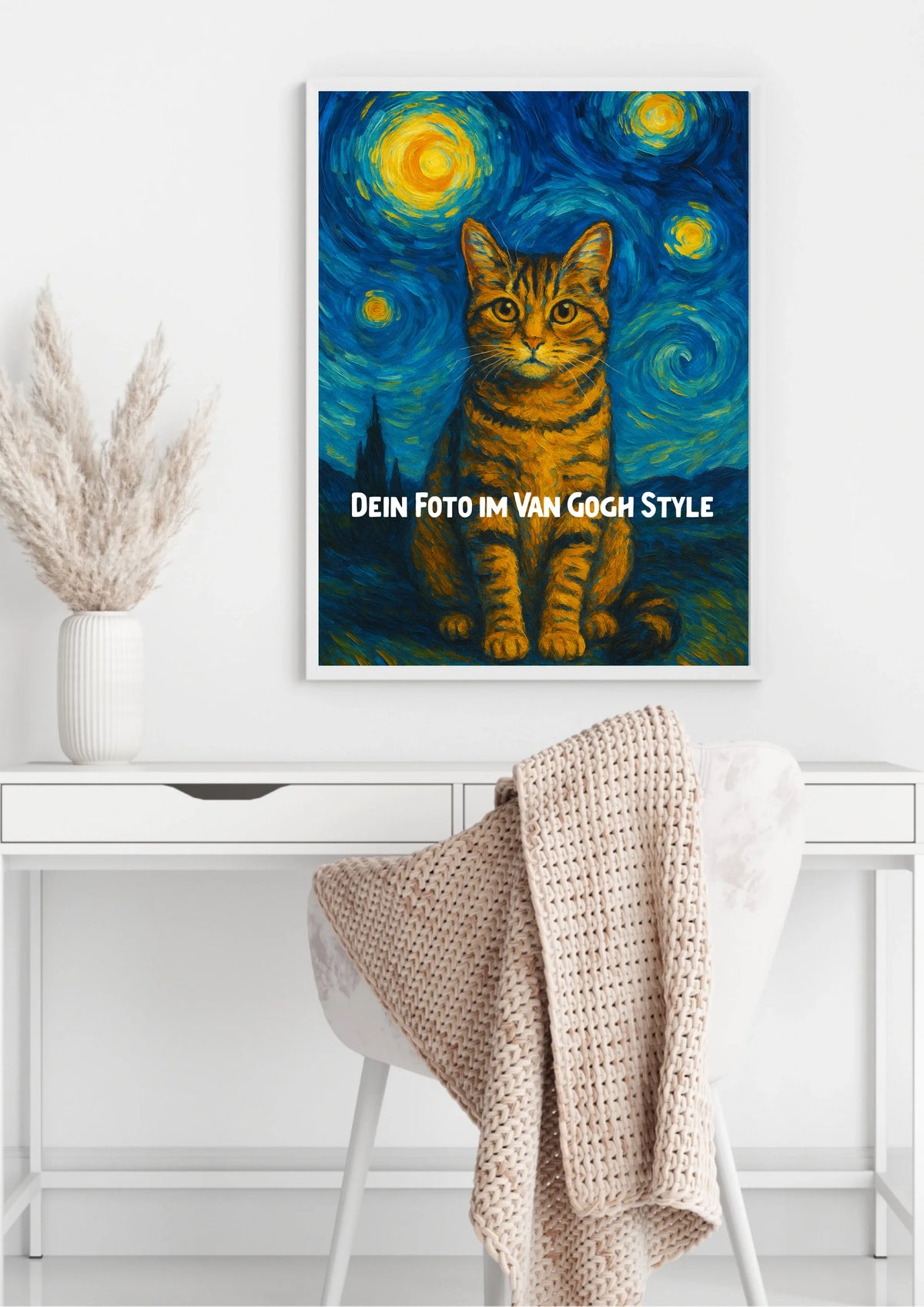 Van Gogh Poster im weißen Rahmen über dem Schreibtisch