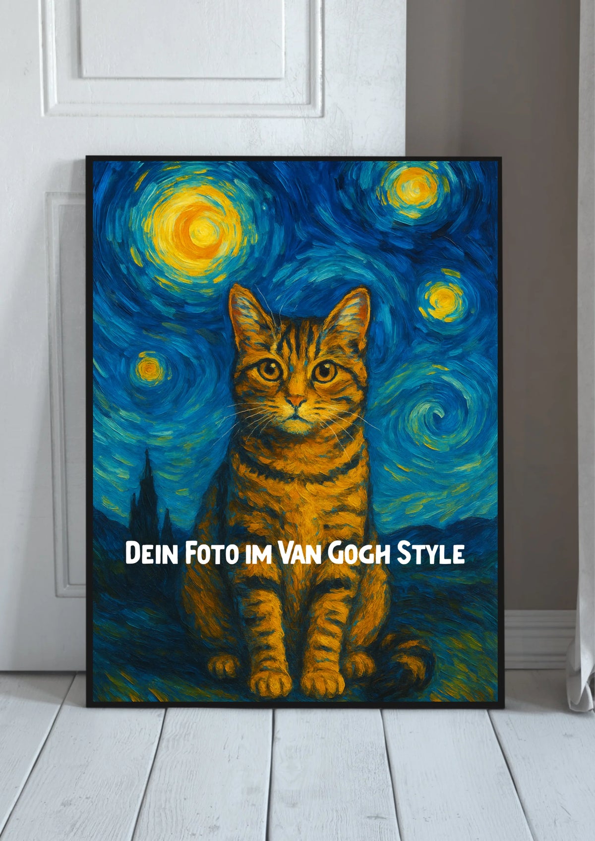 Van Gogh Poster personalisiert – Katze im Sternennacht-Stil nach eigenem Foto, im schwarzen Rahmen angelehnt