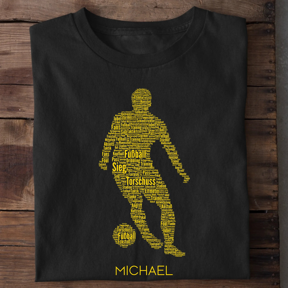 Fußball T-Shirt personalisiert – Spieler-Silhouette aus Wörtern mit Namen in Schwarz