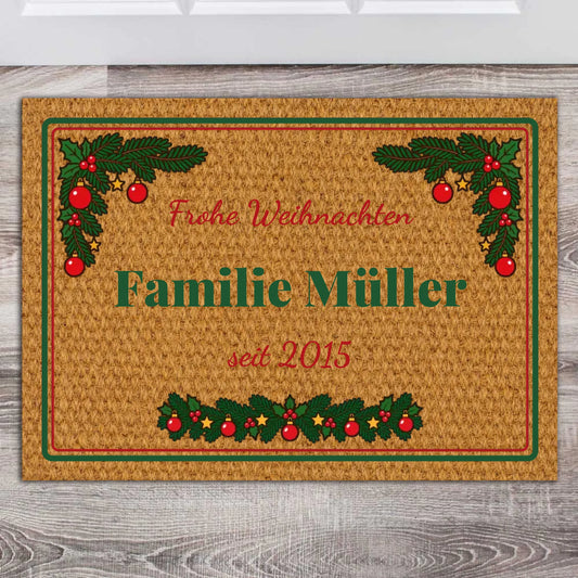 Personalisierte Weihnachts-Fußmatte mit Familienname, Tannenzweigen und Frohe Weihnachten vor der Haustür