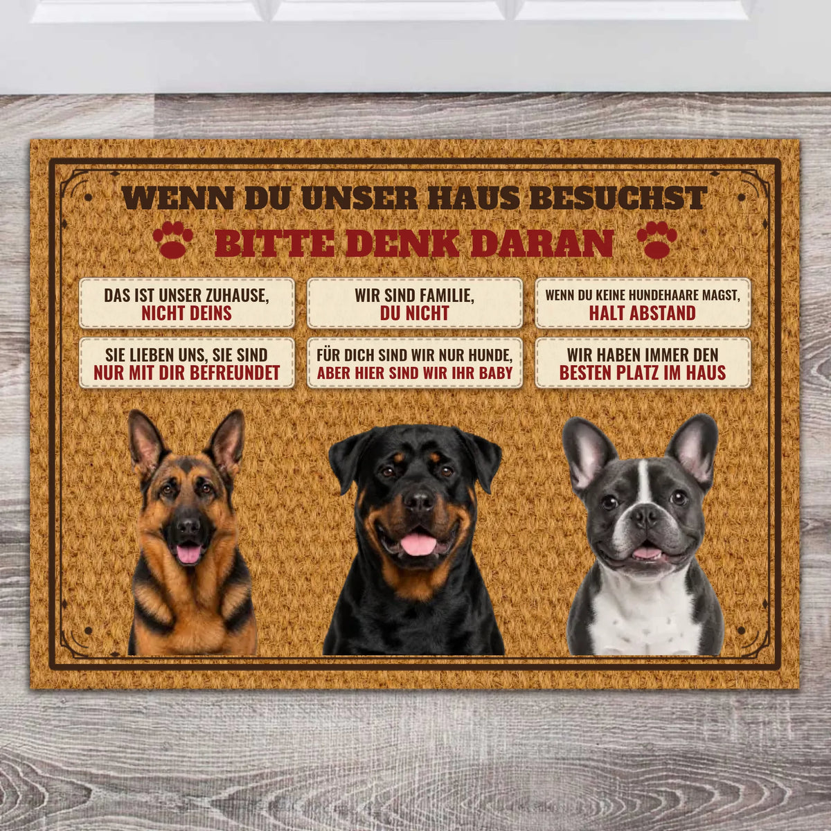 Personalisierte Hunde-Fußmatte mit Fotos von drei Hunden und Hausregeln vor der Haustür