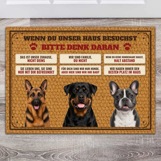 Personalisierte Hunde-Fußmatte mit Fotos von drei Hunden und Hausregeln vor der Haustür