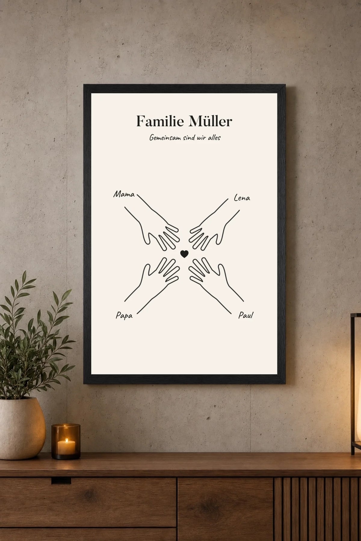 Familienposter Hände mit Namen an der Wand über dem Sideboard