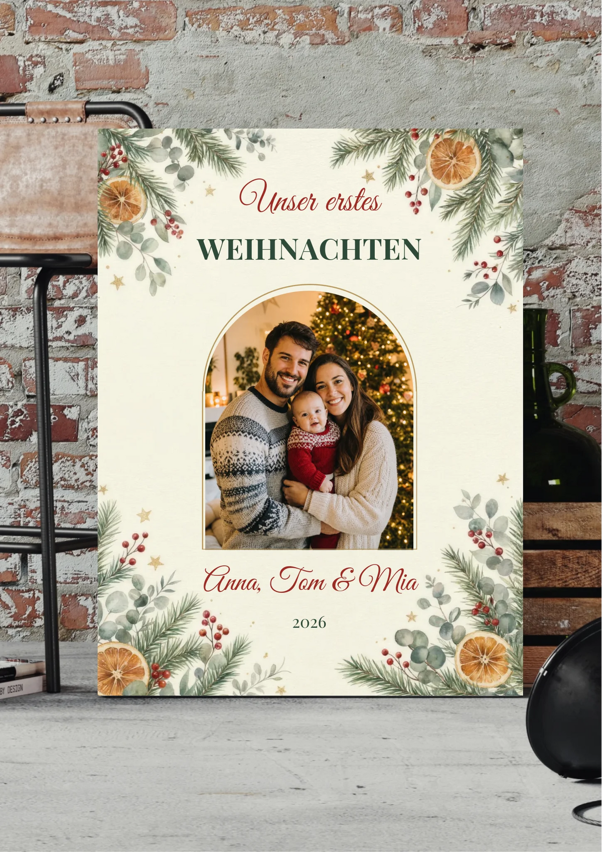 Unser erstes Weihnachten Leinwand personalisiert – Foto im Bogen mit Tannenzweigen und Orangen, vor Backsteinwand