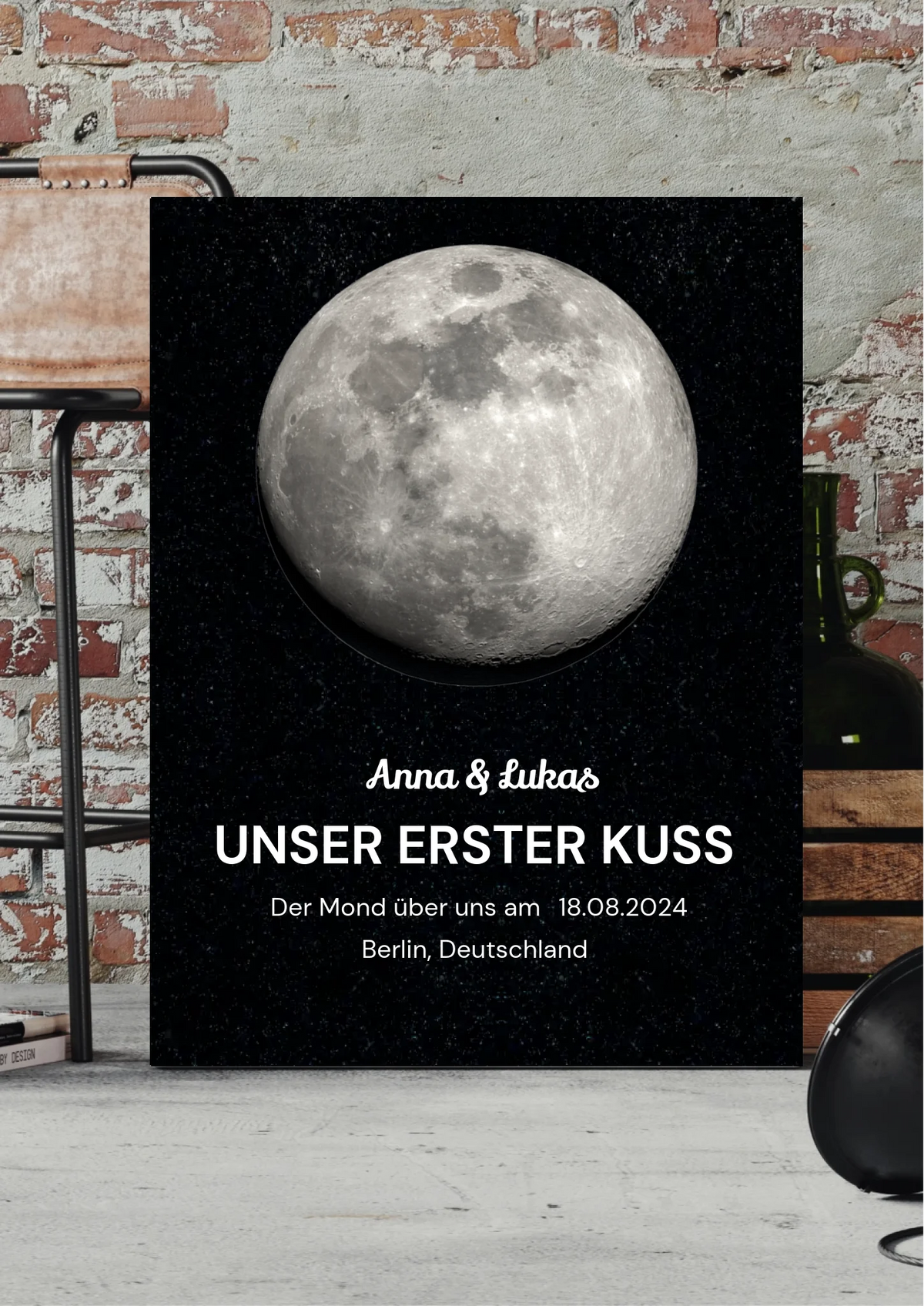 Mondphasen Leinwand personalisiert – Vollmond mit Unser erster Kuss, Namen und Datum, vor Backsteinwand