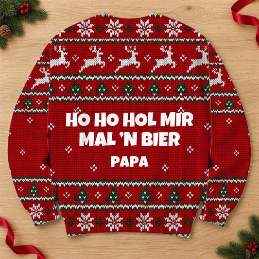 Ugly Christmas Sweater personalisiert mit Spruch „Ho Ho Hol mir mal ’n Bier“ und Name Papa – lustiger Weihnachtspullover All-Over-Print