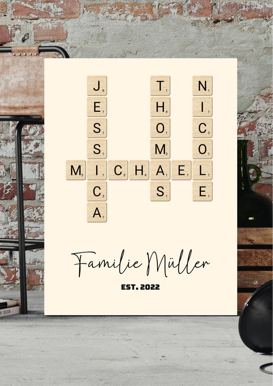 Scrabble Familien-Leinwand personalisiert – Namen als Scrabble-Buchstaben mit Familienname, vor Backsteinwand