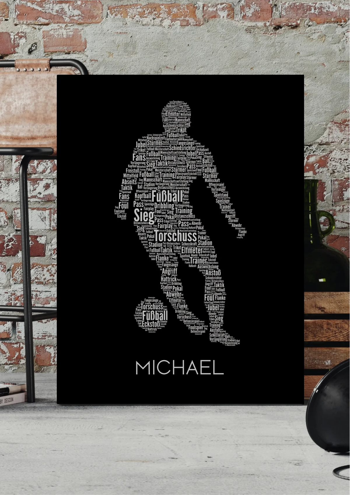 Fußball Star Leinwand personalisiert – Spieler-Silhouette aus Fußballbegriffen, vor Backsteinwand