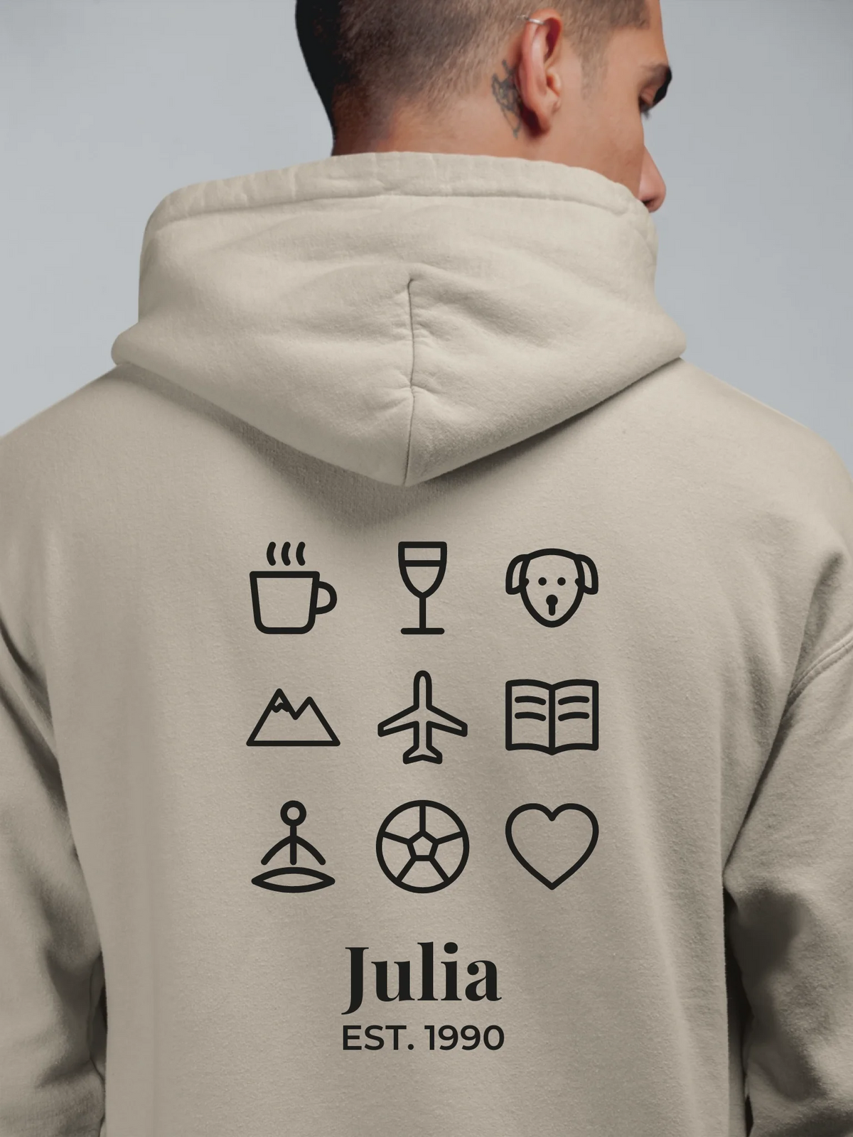 Personalisierter Hoodie mit Icons, Name und EST. Jahr – Rückendruck auf Sand