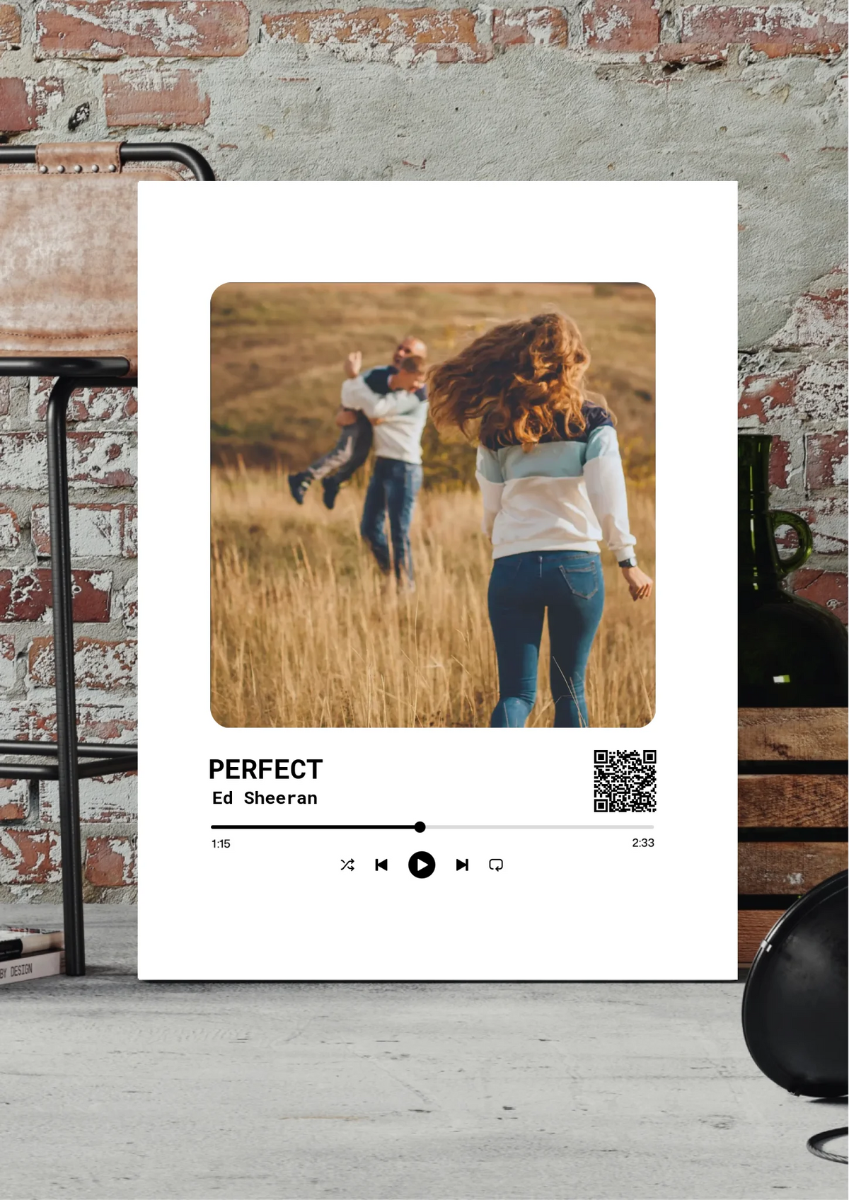 Song-Leinwand personalisiert – Foto im Player-Design mit Songtitel und QR-Code, vor Backsteinwand