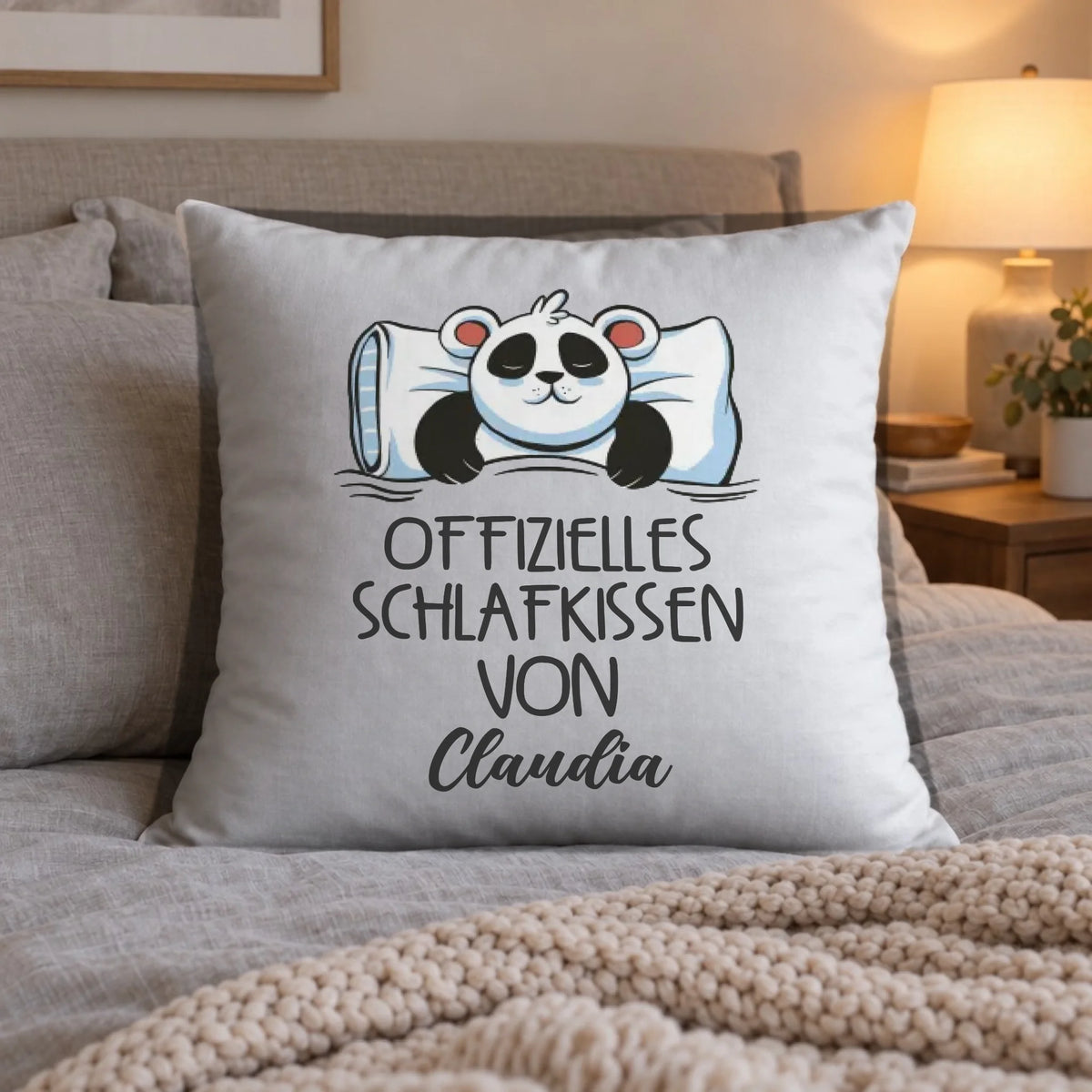 Personalisiertes Schlafkissen Panda mit Namen – Offizielles Schlafkissen auf dem Bett