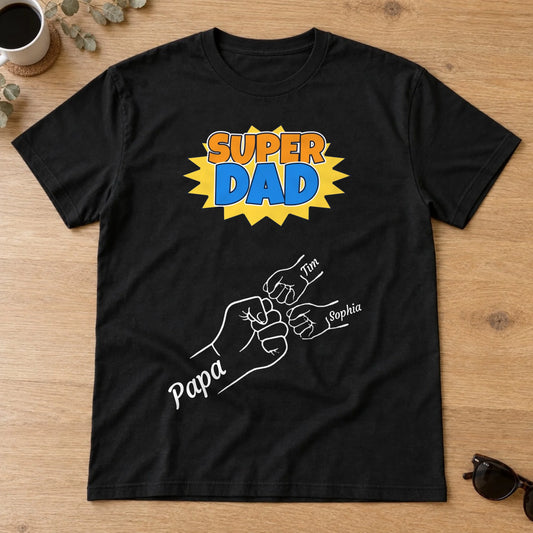 Personalisiertes Papa T-Shirt Super Dad in Schwarz im Comic-Look mit Fist Bump und Kindernamen