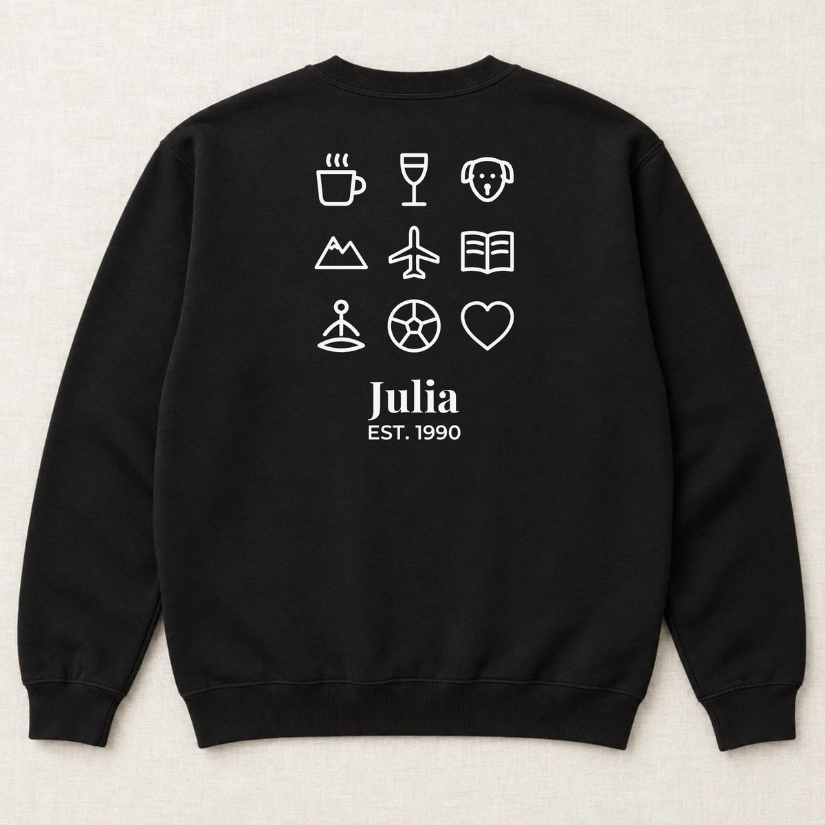 Personalisierter Pullover mit Icons, Name und EST. Jahr – Rückansicht liegend, Schwarz