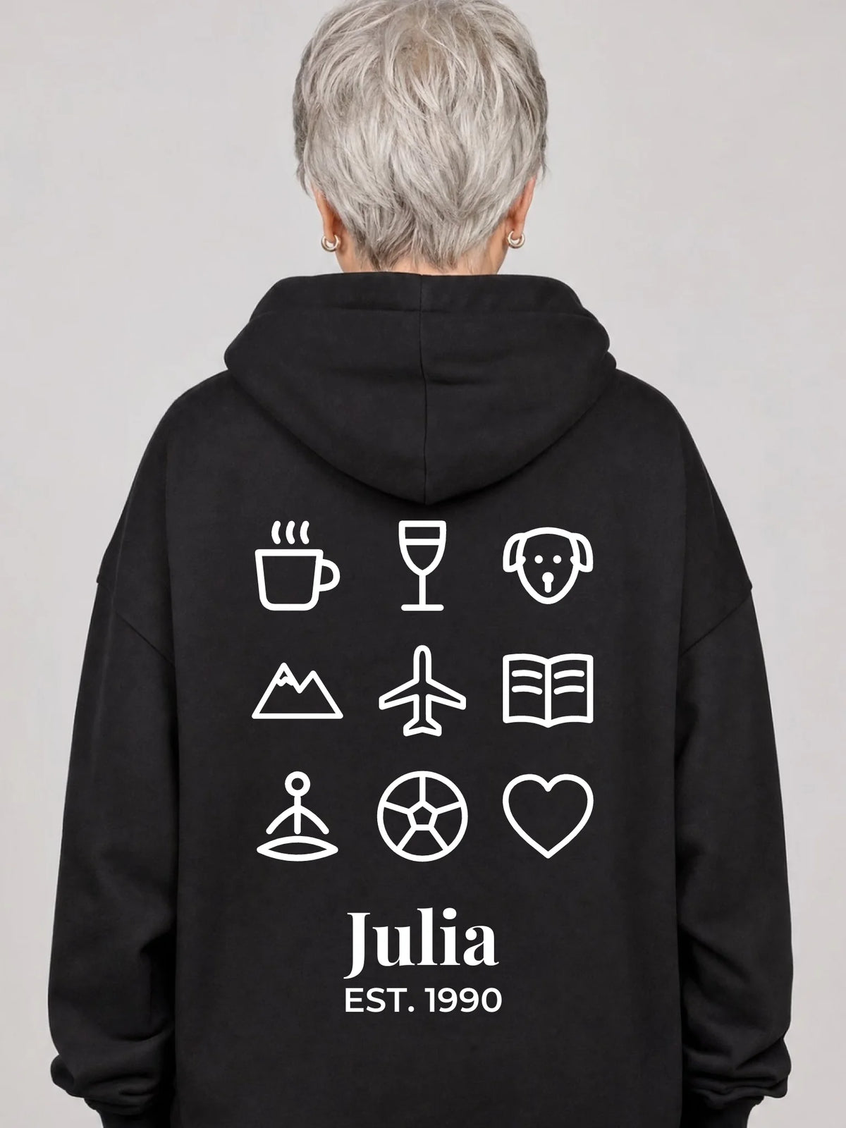 Personalisierter Hoodie mit Icons, Name und EST. Jahr – Rückendruck auf Schwarz, getragen