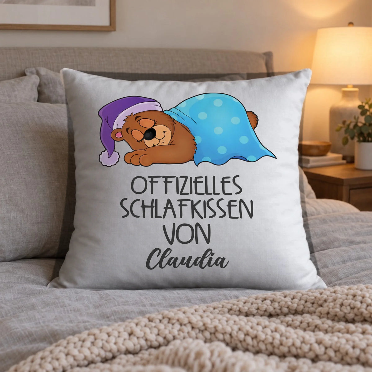 Personalisiertes Schlafkissen Schmusebär mit Namen – Offizielles Schlafkissen auf dem Bett