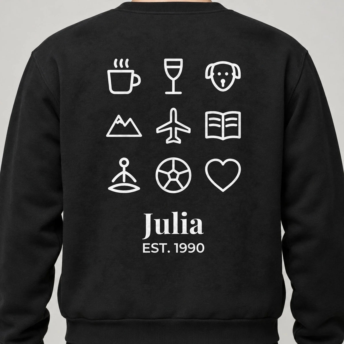 Personalisierter Pullover mit Icons, Name und EST. Jahr – Rückendruck, Schwarz, getragen