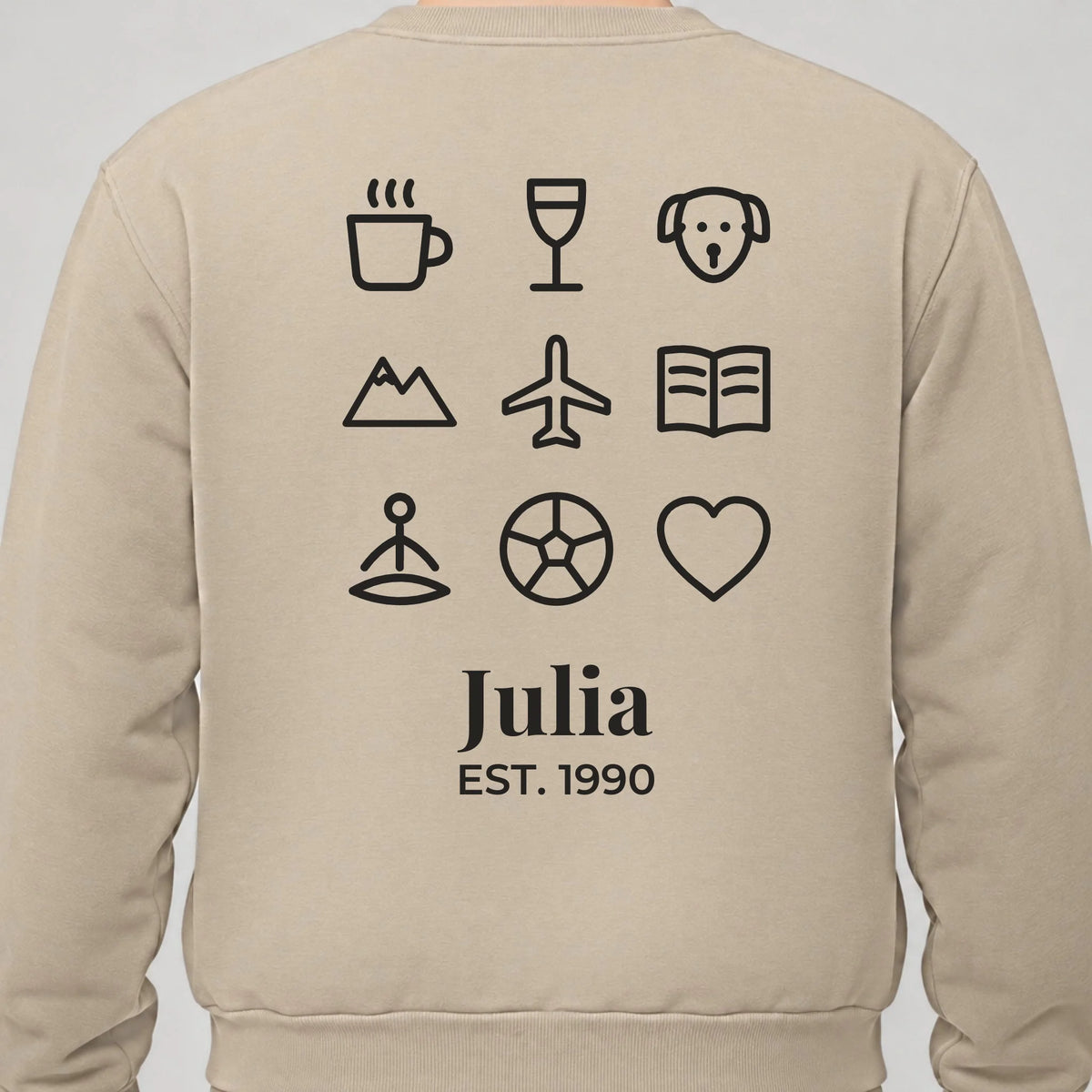 Personalisierter Pullover mit Icons, Name und EST. Jahr – Rückendruck, Sand, getragen