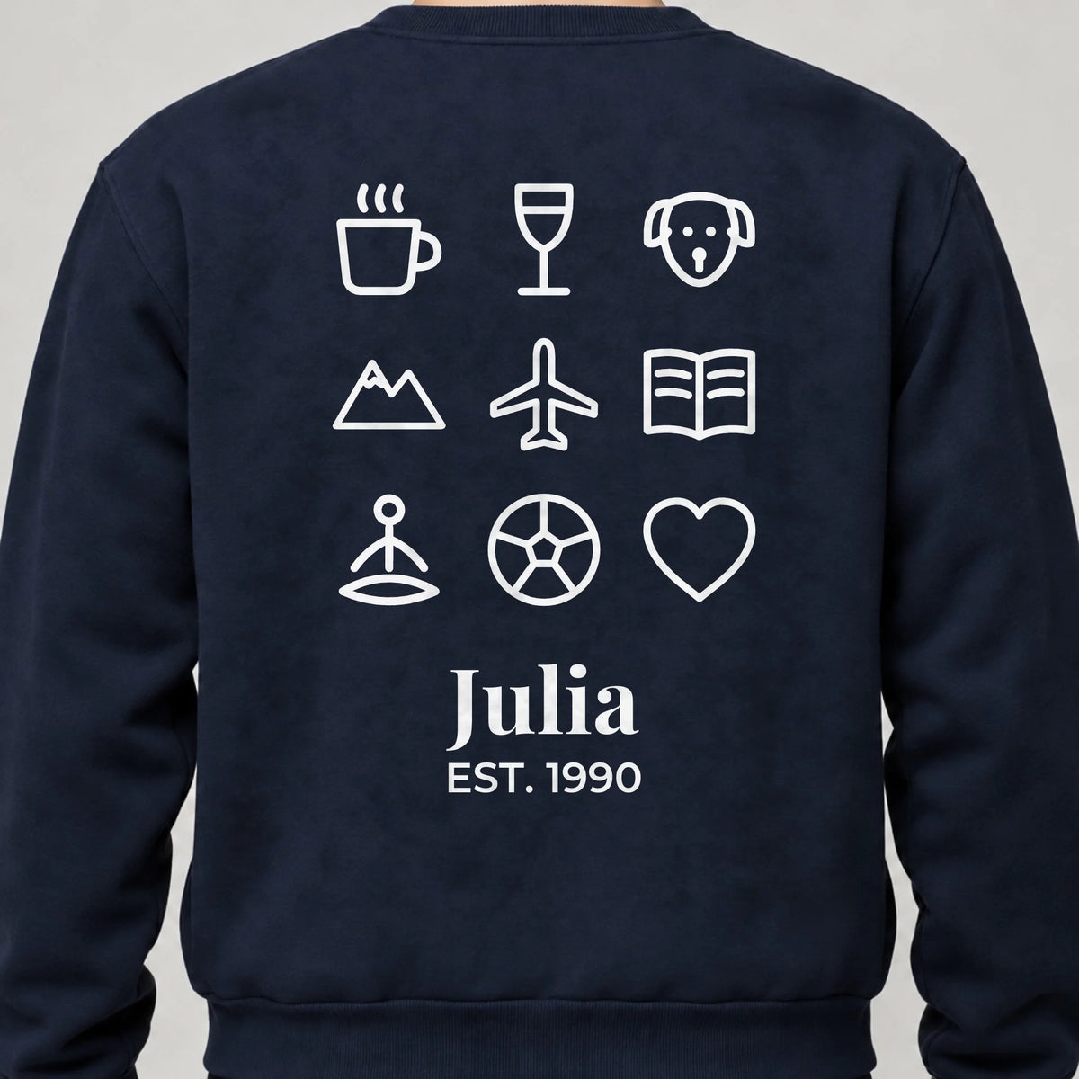 Personalisierter Pullover mit Icons, Name und EST. Jahr – Rückendruck, Navy, getragen