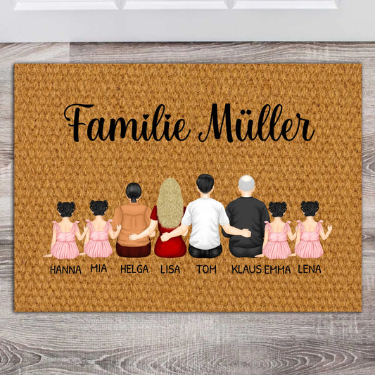 Personalisierte Familien-Fußmatte „Familie Müller“ mit Figuren von Eltern, Großeltern und Kindern vor der Haustür