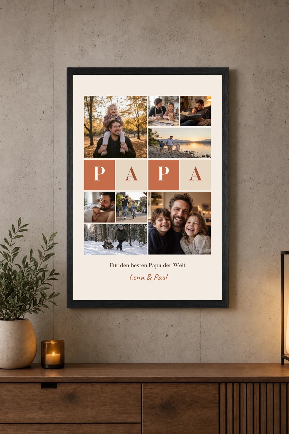Fotocollage Poster Papa mit 8 Fotos, Buchstaben-Kacheln und Namen an der Wand über dem Sideboard