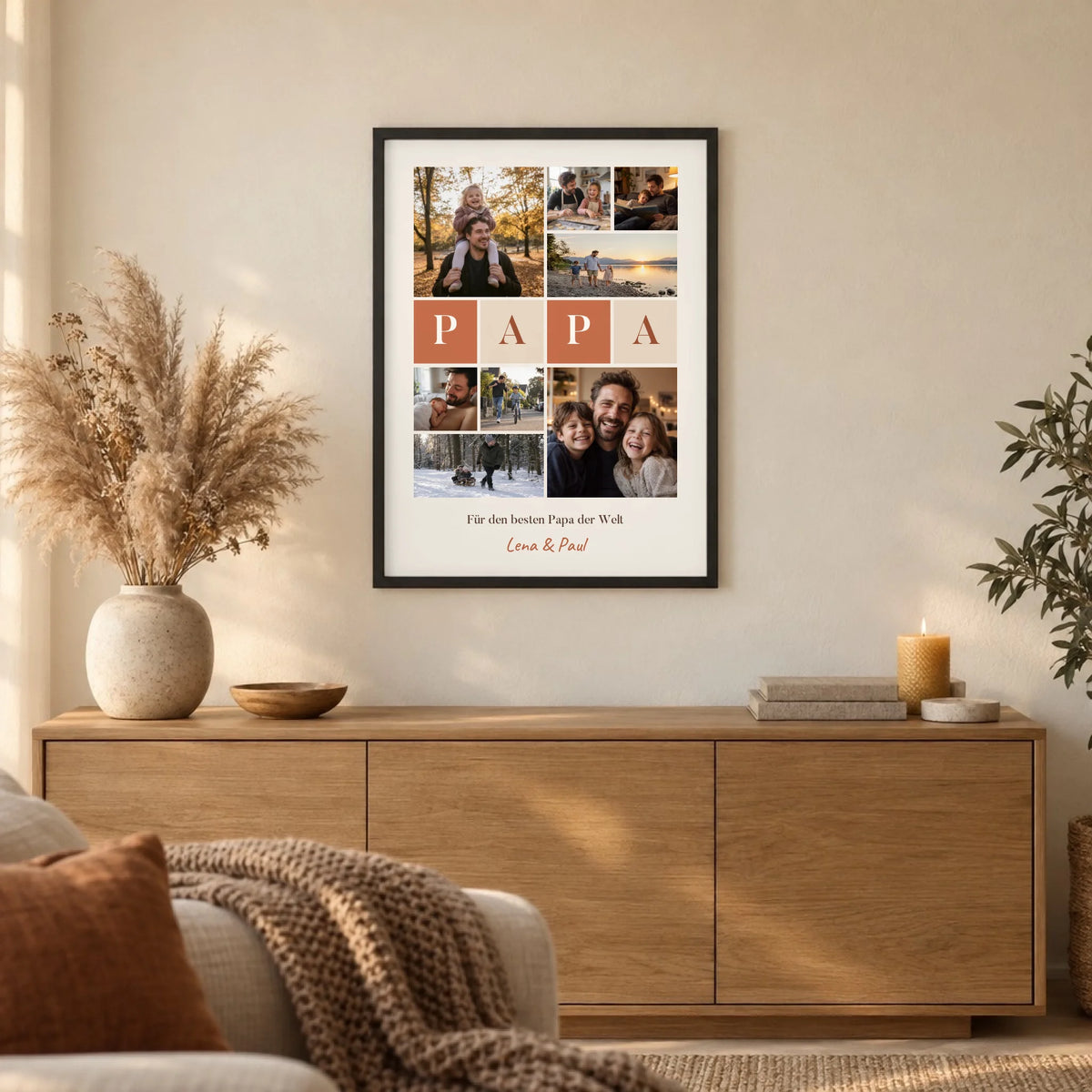 Fotocollage Poster Papa mit 8 Fotos, Buchstaben-Kacheln und Namen im schwarzen Rahmen im Wohnzimmer