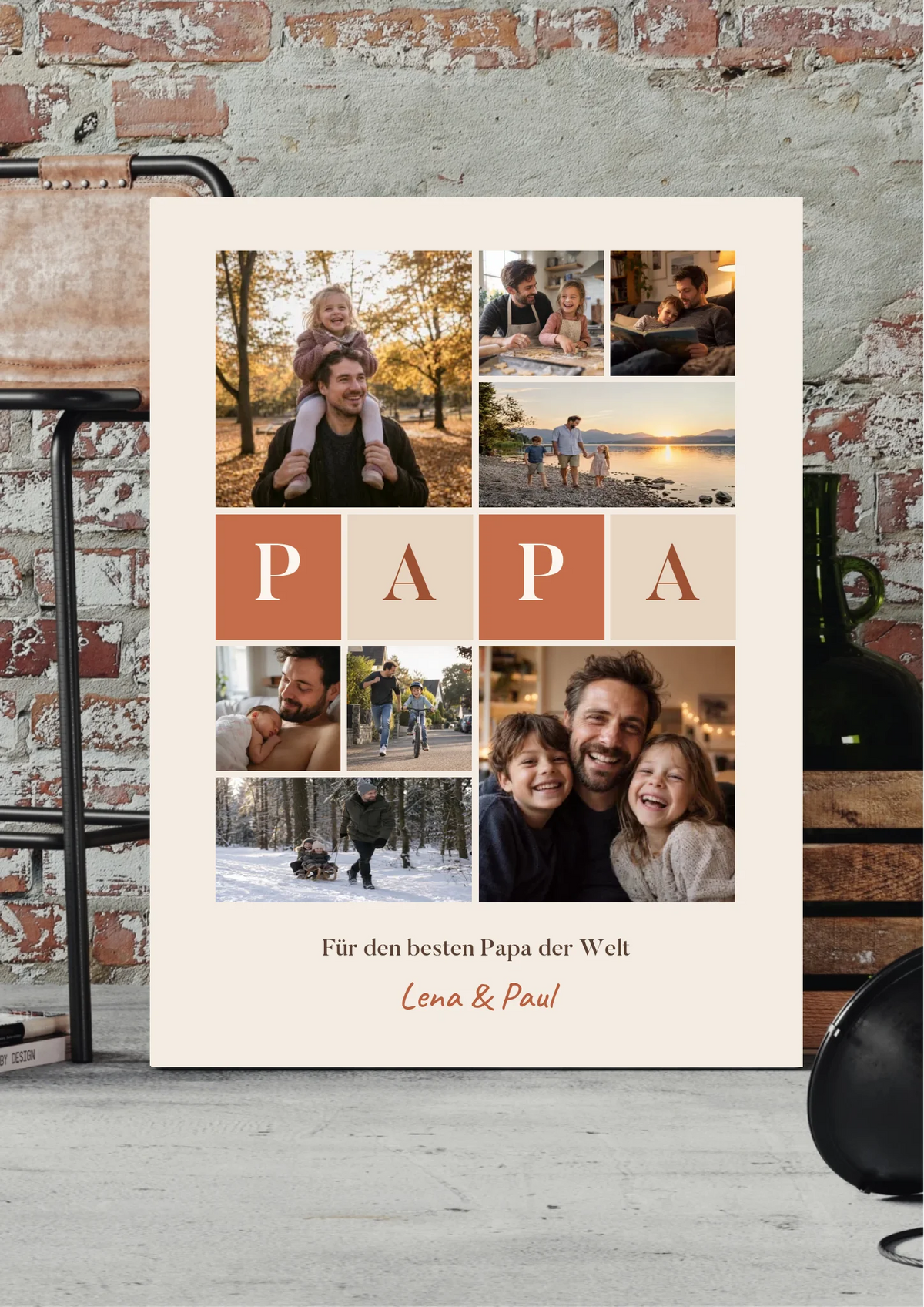 Fotocollage Leinwand Papa mit 8 Fotos, Buchstaben-Kacheln und Namen – Leinwand an der Ziegelwand