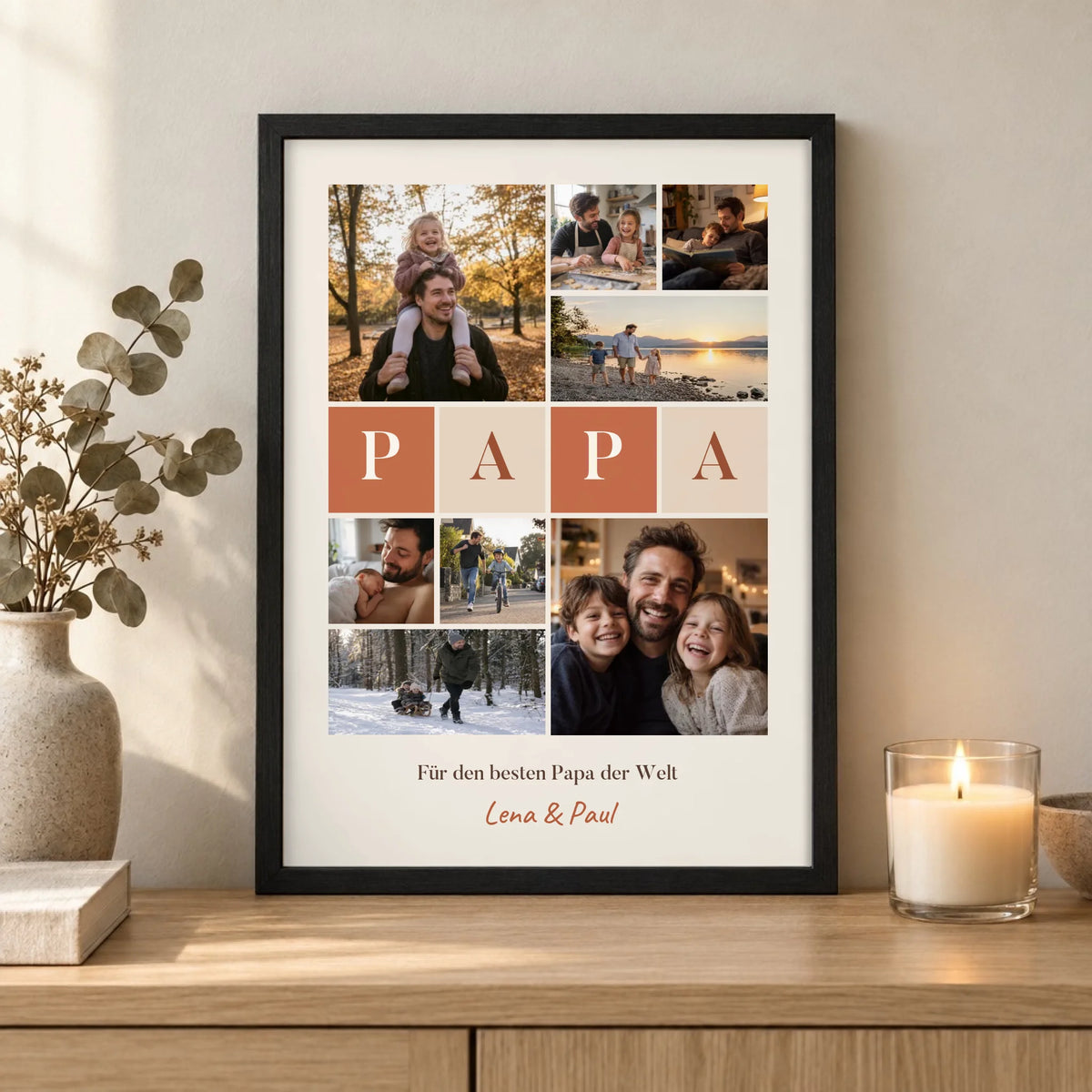 Fotocollage Poster Papa mit 8 Fotos, Buchstaben-Kacheln und Namen im Rahmen auf dem Sideboard