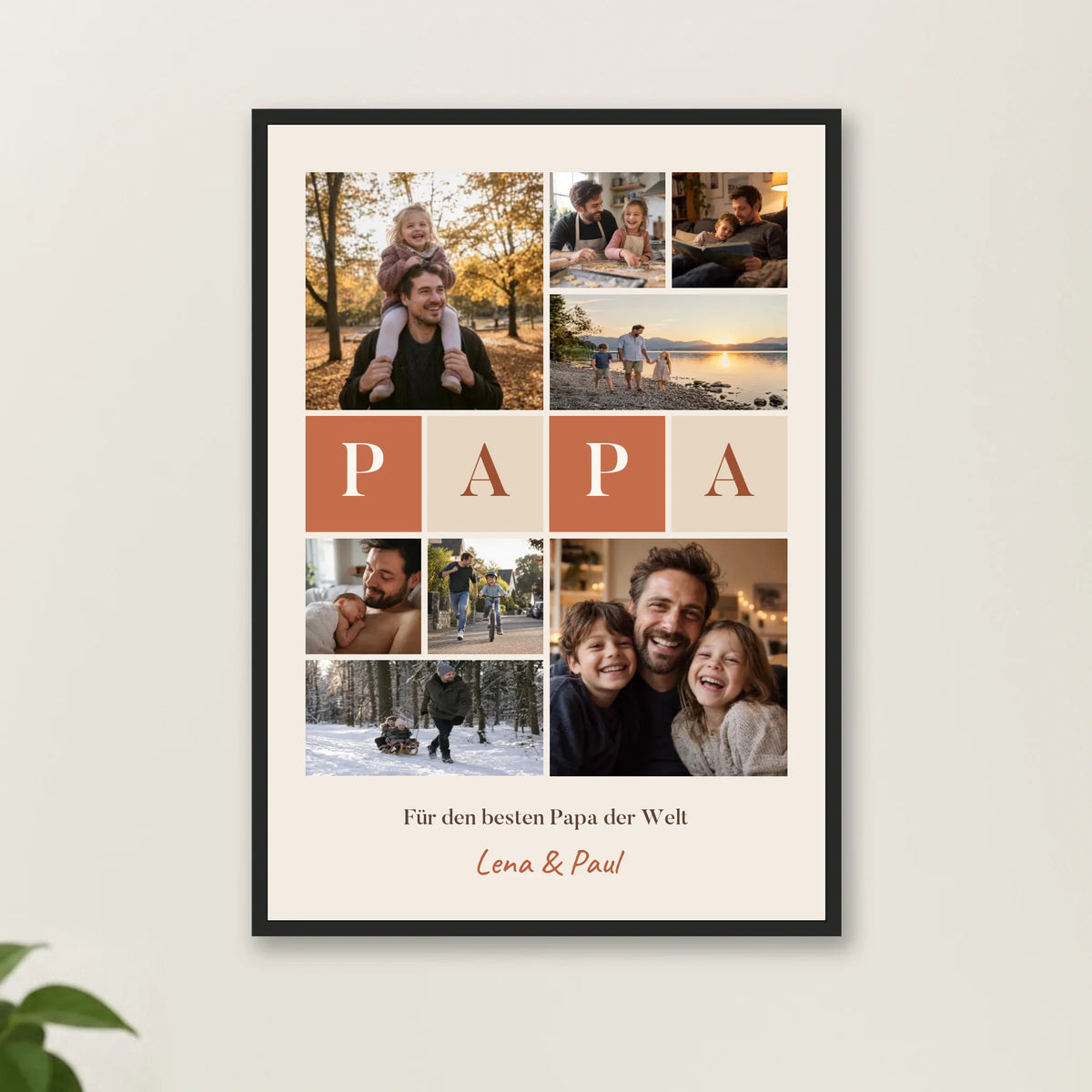 Fotocollage Poster Papa mit 8 Fotos, Buchstaben-Kacheln und Namen – Nahaufnahme im schwarzen Holzrahmen