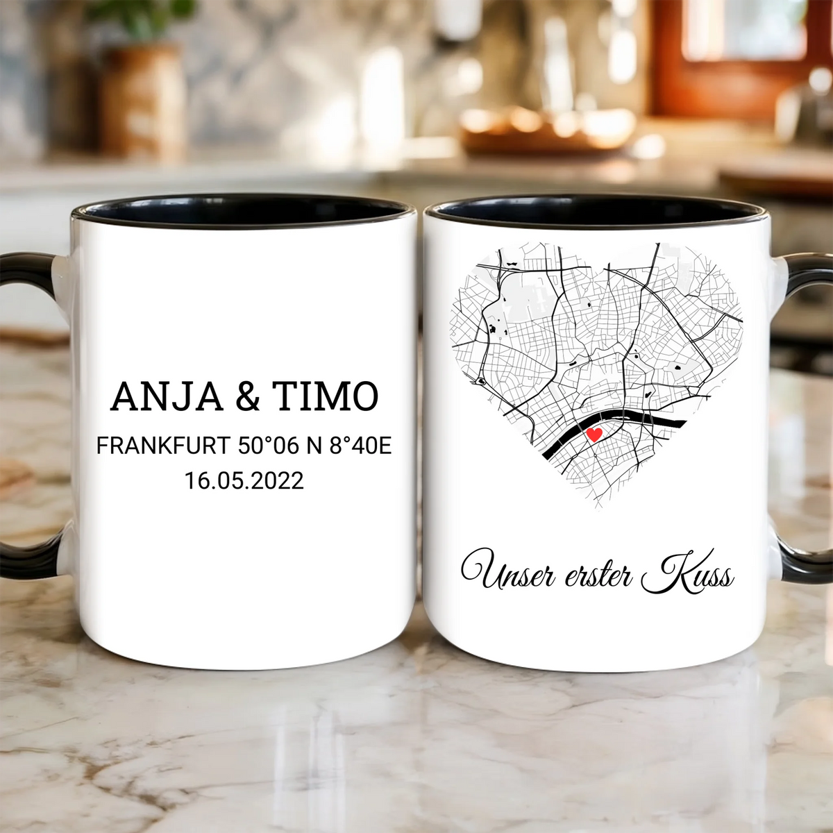 Personalisierte Tasse Unser erster Kuss mit Stadtkarte im Herz, Namen und Datum