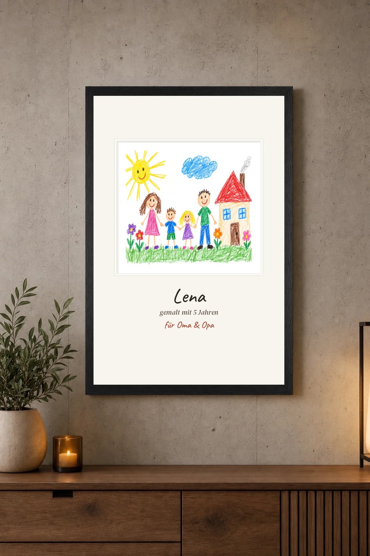 Personalisiertes Kinderzeichnung-Poster an der Wand über dem Sideboard