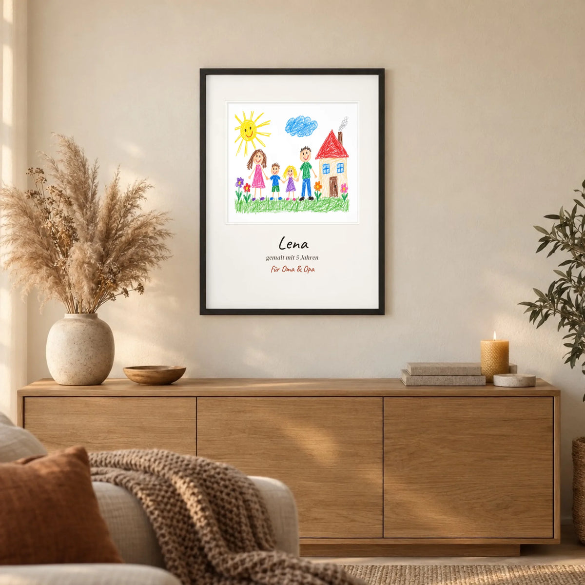 Gerahmte Kinderzeichnung als Poster im Wohnzimmer über dem Sideboard