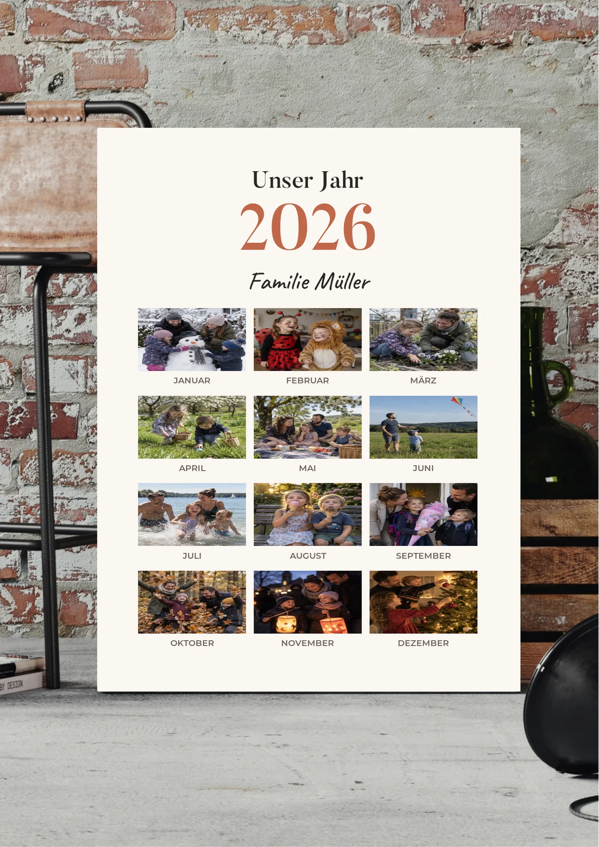 Unser Jahr 2026 Leinwand personalisiert mit 12 Monatsfotos und Familienname – an der Wand