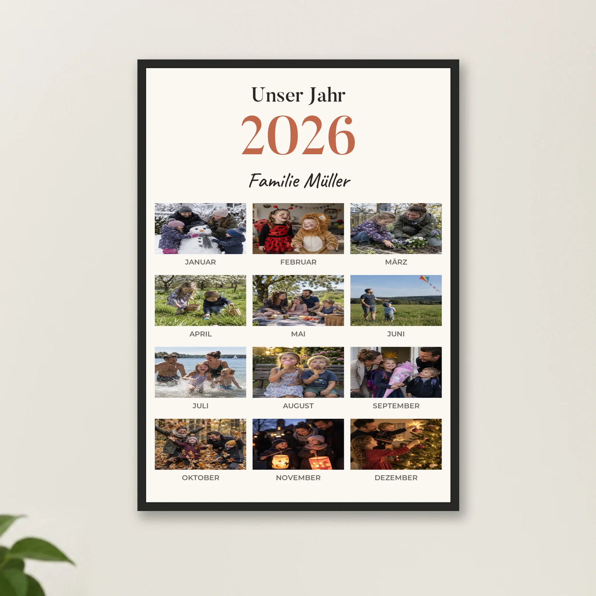 Unser Jahr Poster im schwarzen Rahmen mit 12 Familienfotos