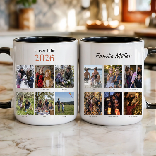 Unser Jahr 2026 Tasse personalisiert mit 12 Monatsfotos und Familienname – beide Seiten der Tasse in der Küche