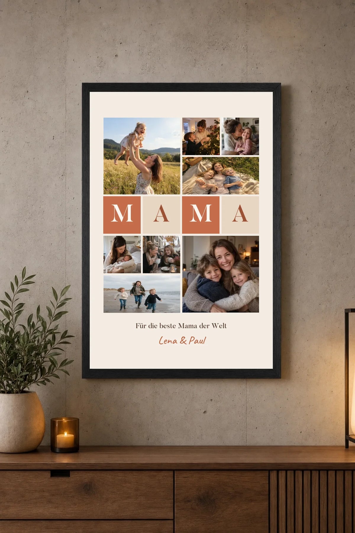 Fotocollage Poster Mama mit 8 Fotos, Buchstaben-Kacheln und Namen an der Wand über dem Sideboard