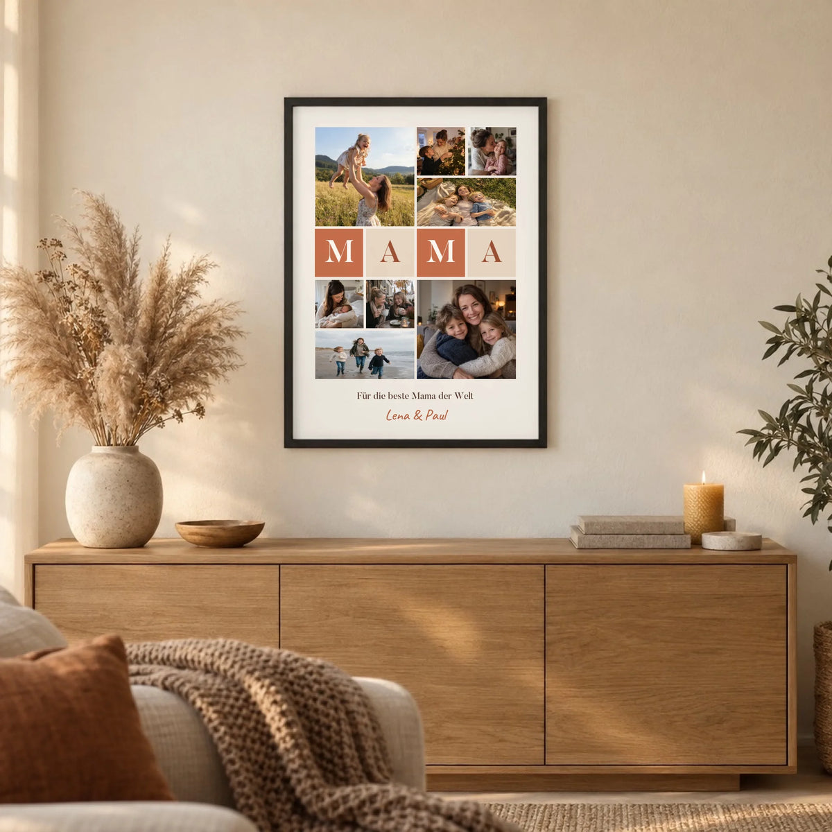 Fotocollage Poster Mama mit 8 Fotos, Buchstaben-Kacheln und Namen im schwarzen Rahmen im Wohnzimmer