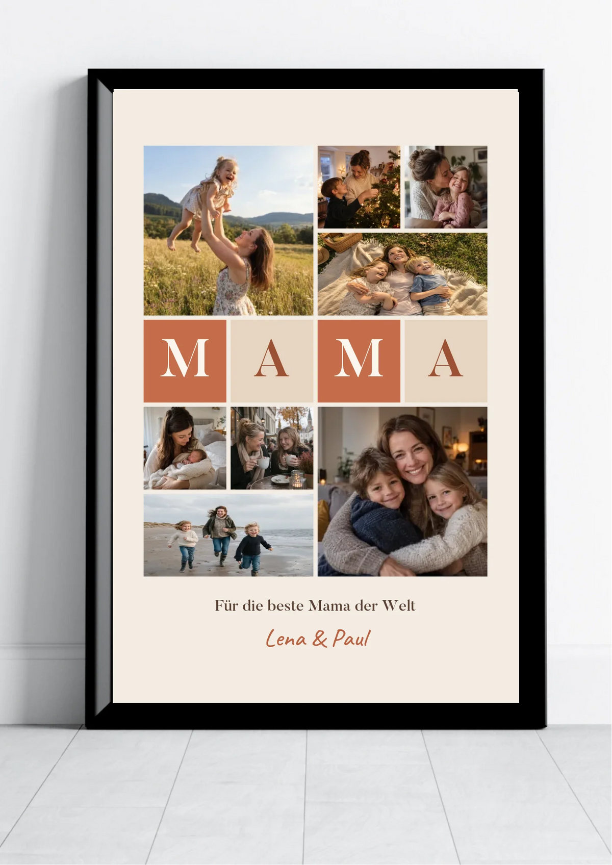 Fotocollage Poster Mama mit 8 Fotos, Buchstaben-Kacheln und Namen im schwarzen Rahmen an die Wand gelehnt