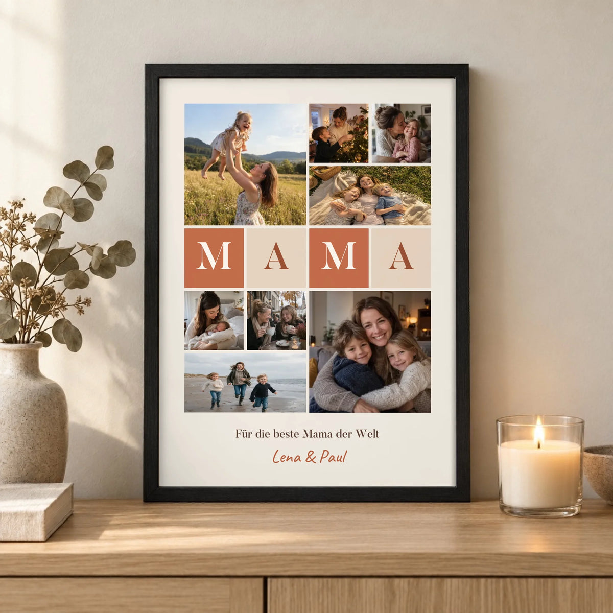 Fotocollage Poster Mama mit 8 Fotos, Buchstaben-Kacheln und Namen im Rahmen auf dem Sideboard