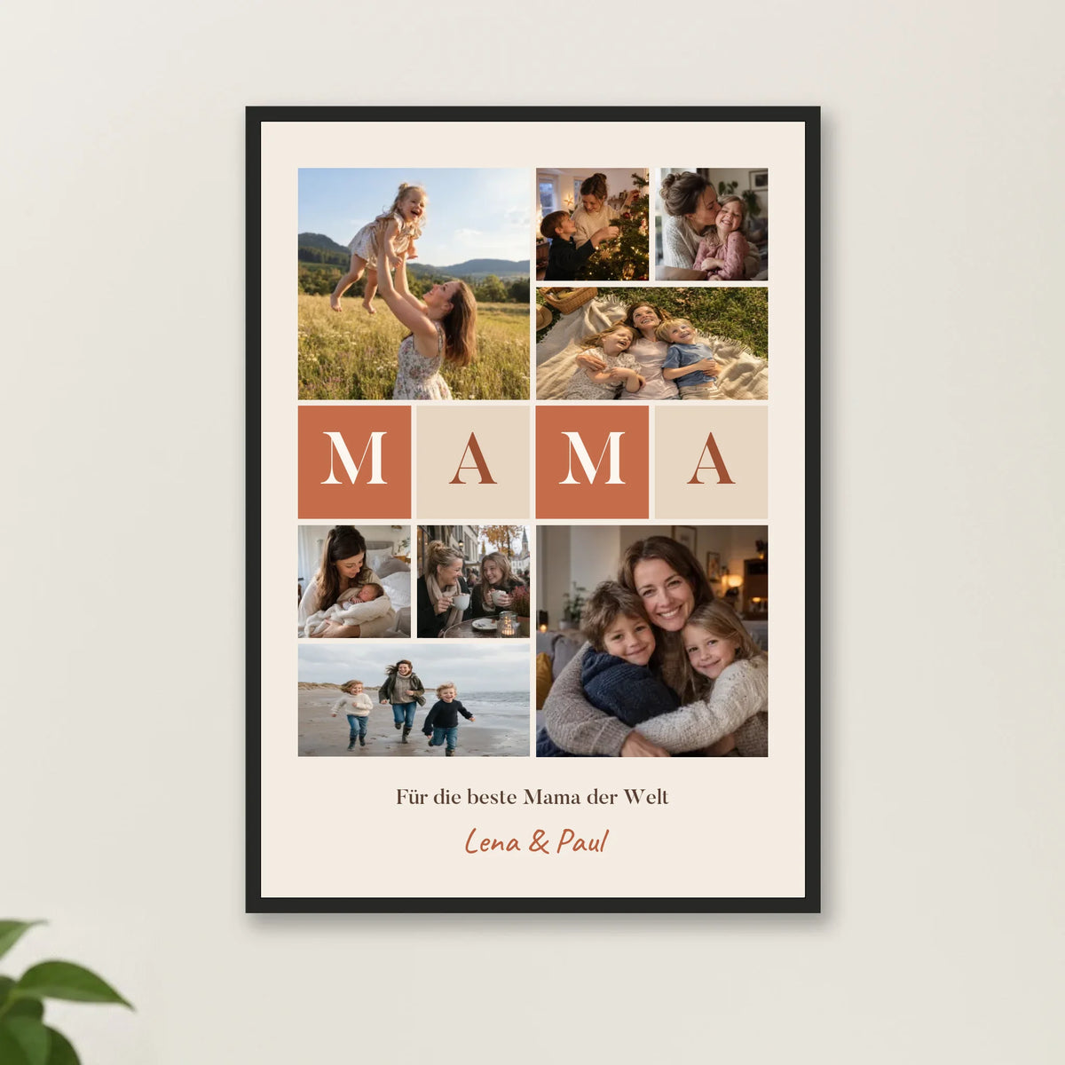 Fotocollage Poster Mama mit 8 Fotos, Buchstaben-Kacheln und Namen – Nahaufnahme im schwarzen Holzrahmen