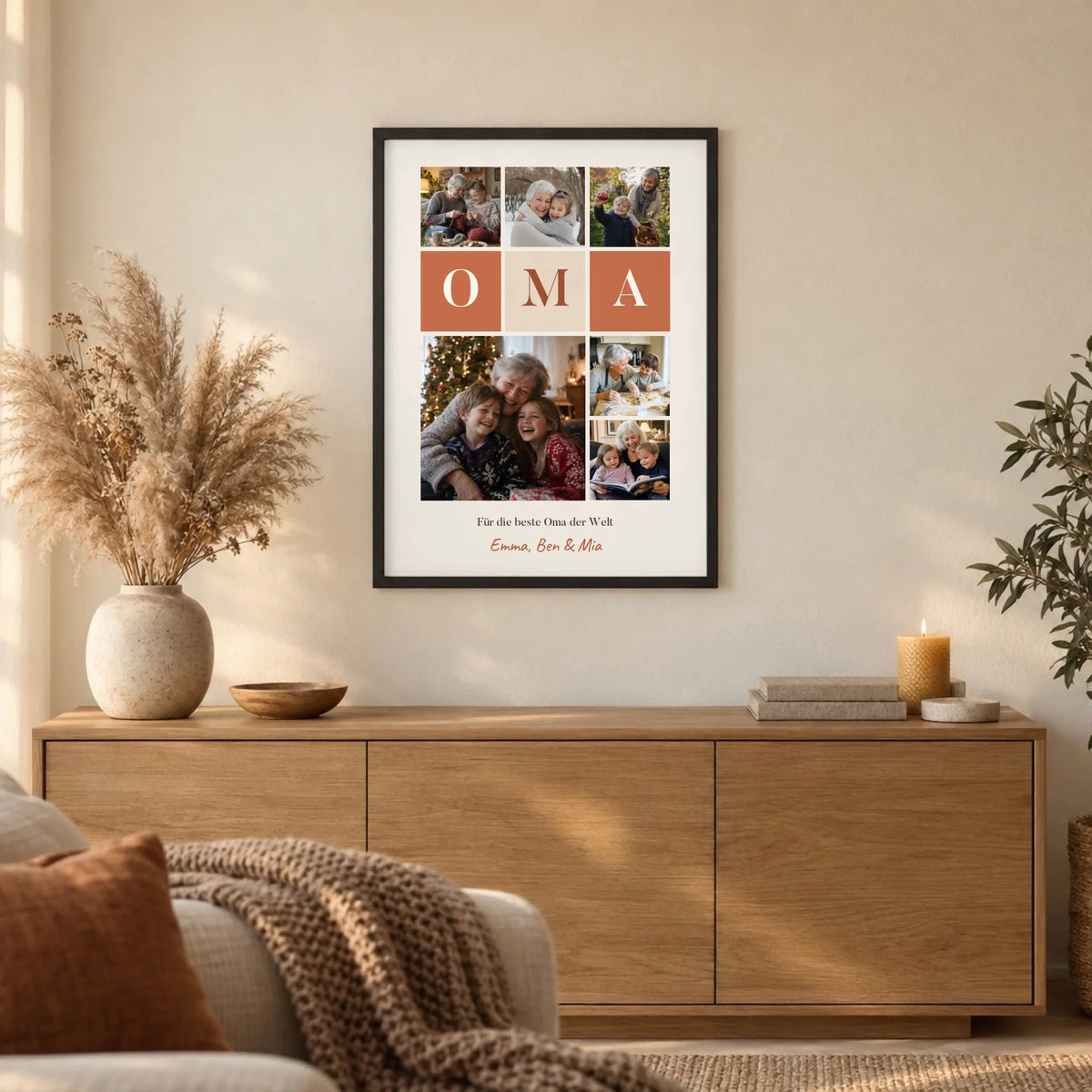 Fotocollage Poster Oma mit 6 Fotos, Buchstaben-Kacheln und Namen im schwarzen Rahmen im Wohnzimmer
