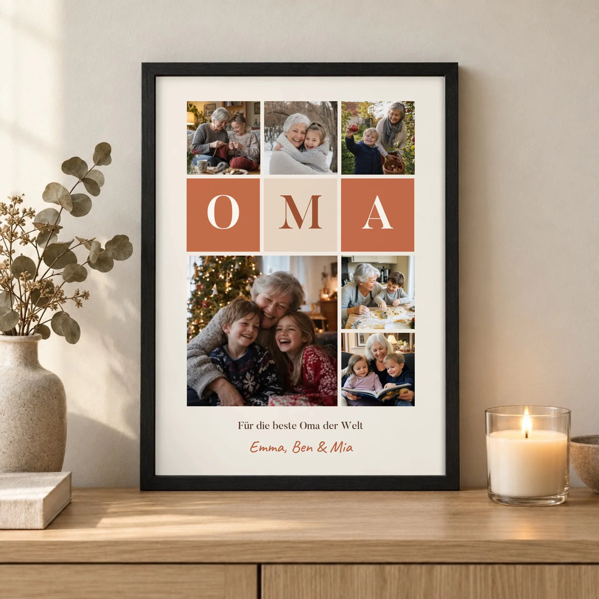 Fotocollage Poster Oma mit 6 Fotos, Buchstaben-Kacheln und Namen im Rahmen auf dem Sideboard
