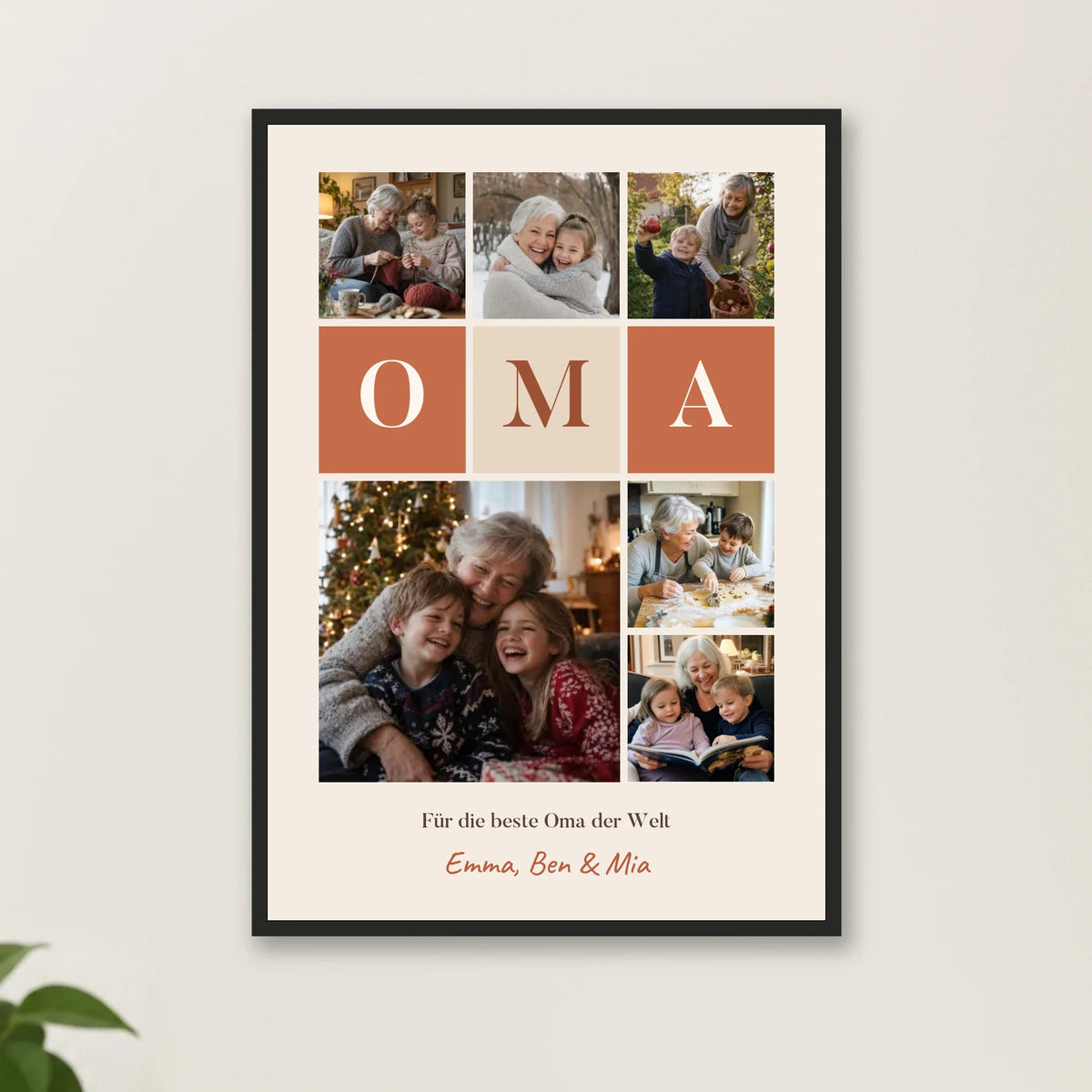 Fotocollage Poster Oma mit 6 Fotos, Buchstaben-Kacheln und Namen – Nahaufnahme im schwarzen Holzrahmen