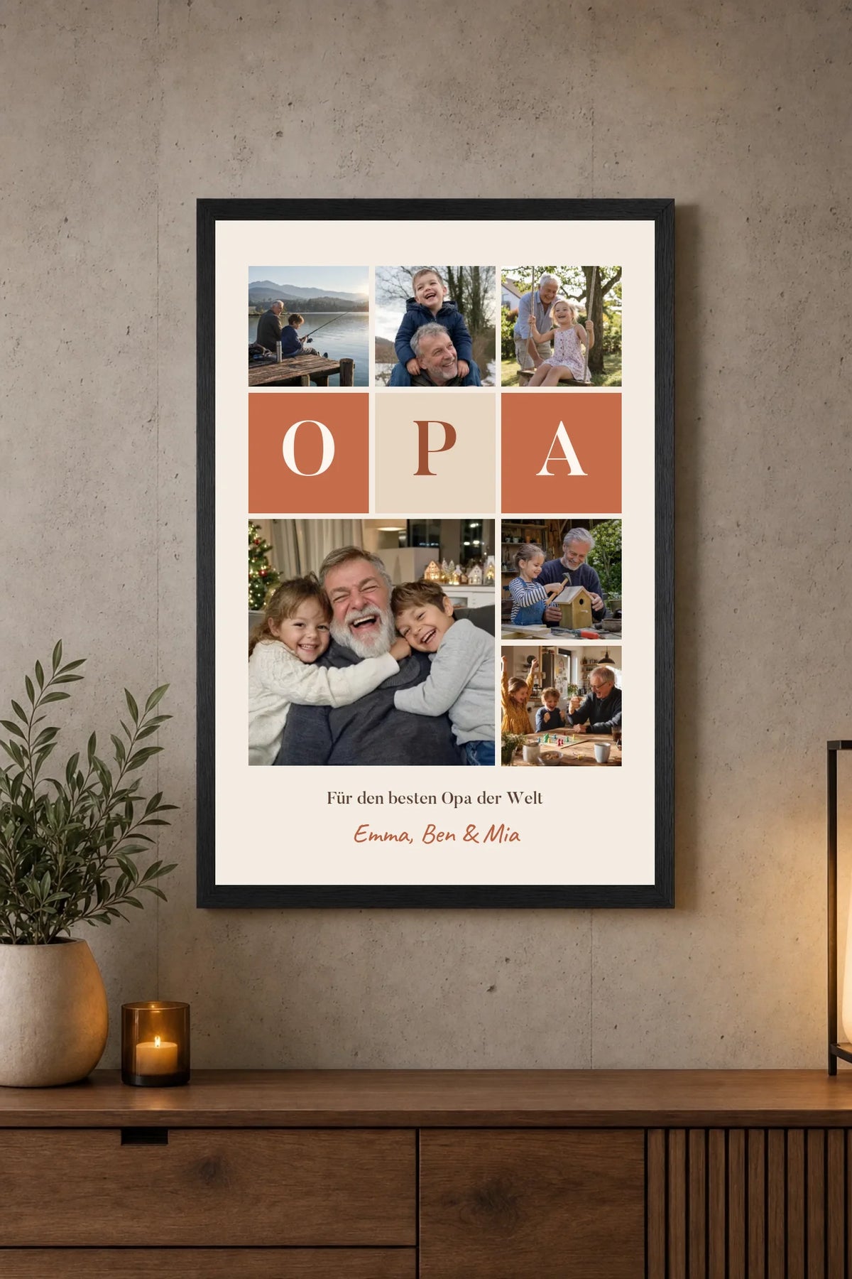 Fotocollage Poster Opa mit 6 Fotos, Buchstaben-Kacheln und Namen an der Wand über dem Sideboard